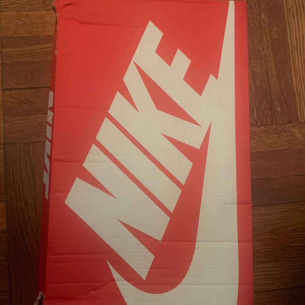 Pre - Loved Nike V2K Run sneakers in white and silver - Picture 8 of 8